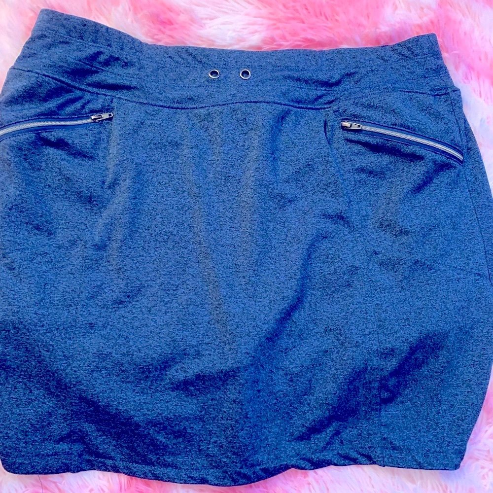 Tangerine front/back pocket skort. Stylish blue with stretch comfort to pull on